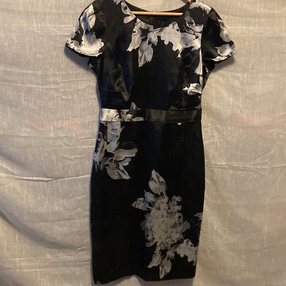 Really cute size 6 short sleeve dress